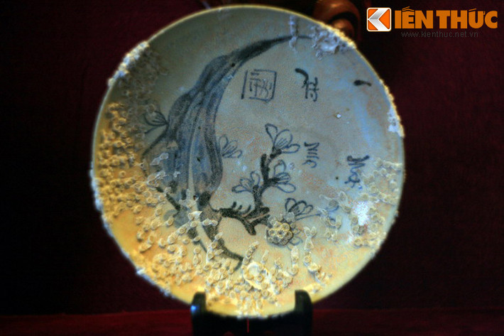 Đĩa vẽ hoa lá thời Khang Hy.