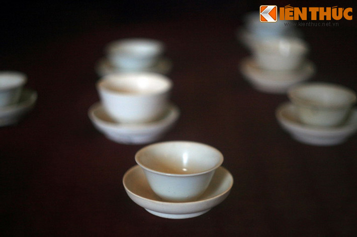 Chén và đĩa làm bằng sứ trắng (sứ Bạch Định) nổi tiếng của lò gốm Đức Hóa, tỉnh Phúc Kiến, Trung Quốc.