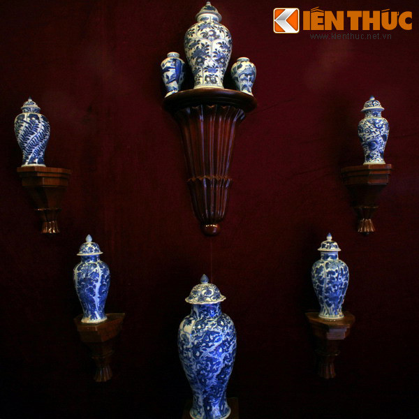 Sưu tập đồ sứ men trắng vẽ lam thời Khang Hy của nhà Thanh (1690) được tìm thấy ở tàu cổ Hòn Cau.