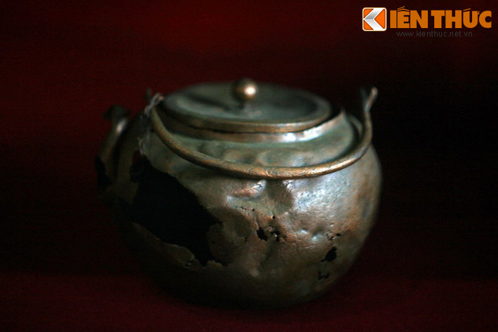 Ấm đun nước bằng đồng.
