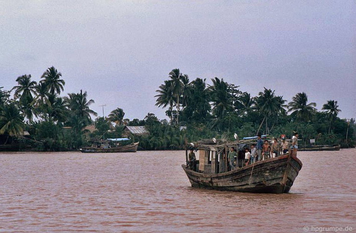 Một chuyến đò chật kín hành khách trên sông Tiền Giang.