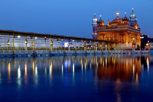 Cây cầu nối để vào bên trong Hari Mandir được gọi là Cầu của các giáo trưởng, tượng trưng cho cuộc hành trình của một linh hồn sau khi chết.