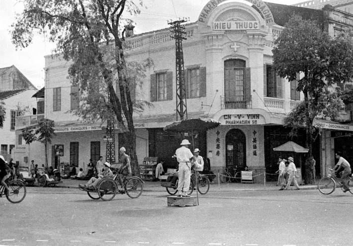 Cảnh sát giao thông đứng làm nhiệm vụ ở góc phố Đồng Khánh (Hàng Bài) - Hàng Khay. Ảnh: Harrison Forman.