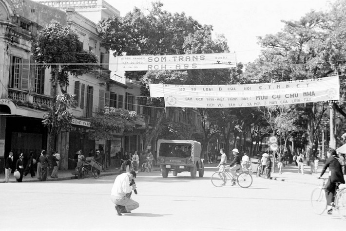 Banner quảng cáo cho buổi diễn kịch được giăng trên đường phố.