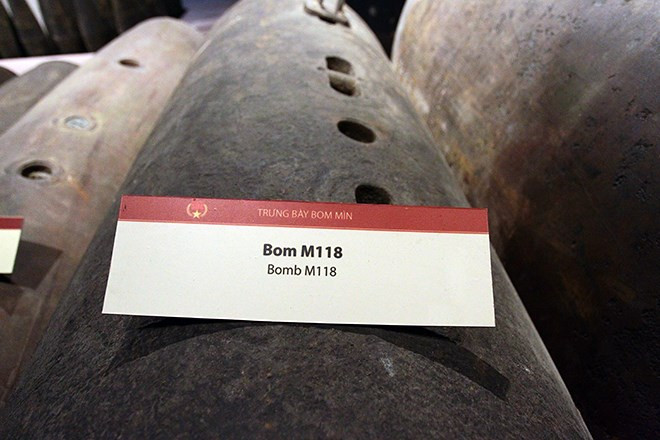 Bom M118 thuộc loại bom phá cỡ lớn, bom thường có trọng lượng khoảng 1.350kg, chiều dài khoảng 3m, đường kính 0,35m và chứa được khoảng 810kg thuốc nổ tritonal.
