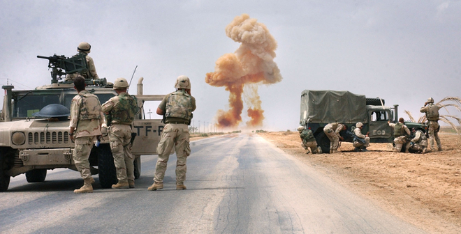 7. Chiến tranh Iraq (4.486 người chết). Chiến tranh Iraq bắt đầu từ ngày 20/3/2003, khi Lực lượng Đa quốc gia do Mỹ dẫn đầu tấn công Iraq và lật đổ chính quyền của Saddam Hussein sau ít ngày. Tuy nhiên, hoạt động của các lực lượng nổi dậy sau đó đã khiến quân đội Mỹ vẫn phải vất vả đối phó cho đến cuối năm 2011. Các hoạt động thăm dò dư luận cho thấy đại đa số người Iraq coi đây là một cuộc xâm lược và chiếm đóng của Mỹ. Ảnh: YouGov.