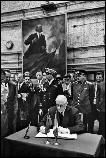Tổng thống Pháp De Gaulle viết vào sổ lưu niệm của nhà máy Sibeltro Jamach trong chuyến thăm chính thức Leningrad năm 1966. Ảnh: Elliott Erwitt / Magnum Photos.