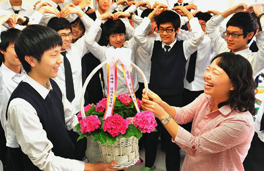 Ngày Nhà giáo Hàn Quốc là ngày 15/5, bắt nguồn từ việc một nhóm thanh niên là thành viên của Hội Chữ thập Đỏ đến thăm các thầy cô giáo cũ đang ốm tại một bệnh viện. Trong ngày này, buổi học thường kết thúc sớm và học sinh tặng quà cho thầy cô. Một số trường cho nghỉ học vào ngày này để tránh việc hối lộ giáo viên bằng quà tặng đắt tiền. Ảnh: Kore Asian Media.