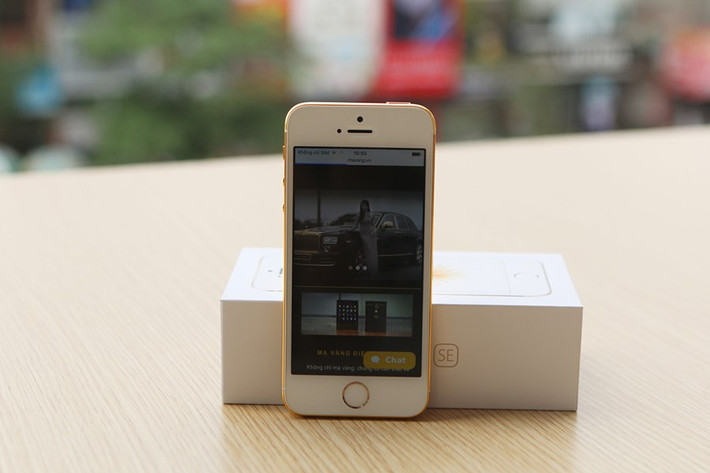 iPhone SE có thiết kế gần như tương đồng với bản 5S, do đó, các công đoạn tháo máy và mạ vàng không quá khó khăn. Đơn vị chế tác mất khoảng 3-4 tiếng để hoàn thiện việc nâng cấp sản phẩm, thay vì 8-10 tiếng như một số smartphone cao cấp khác ở thời điểm mới ra mắt.