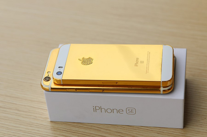 iPhone SE đọ dáng với chiếc 6S mạ vàng.