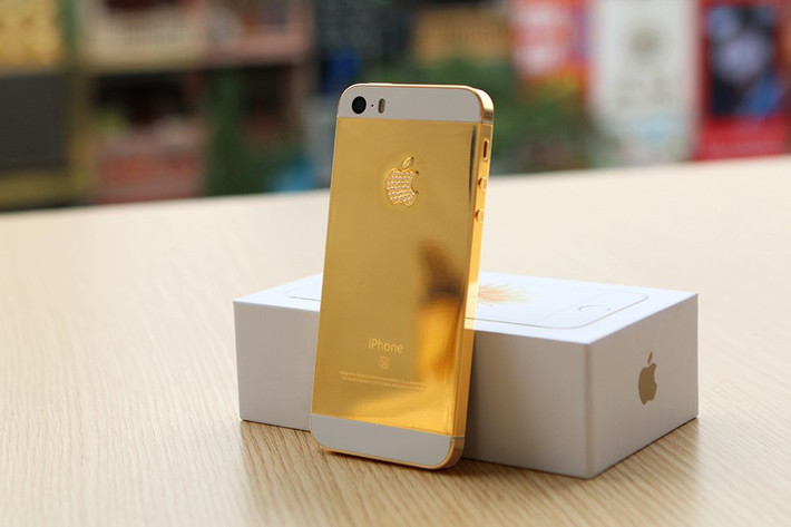 Phần vỏ máy được mạ vàng 24K dạng bóng, phủ một lớp bảo vệ tránh hiện tượng trầy xước. Logo táo khuyết của máy được đính đá quý.