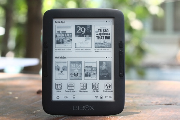 Máy đọc sách Bibox B1 gây bất ngờ với thiết kế bo tròn đẹp mắt, dễ làm người theo dõi công nghệ lâu năm liên tưởng đến chiếc điện thoại Palm Pre hồi năm 2009. Vật liệu nhựa của máy được chế tạo dạng sần nên dễ cầm và không cho cảm giác rẻ tiền, các đường viền được thiết kế gọn gàng, các phím bấm và lỗ cắm được làm trau chuốt.