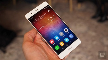 Đúng như những tin đồn trước đó, điện thoại Huawei P9 sở hữu camera dùng công nghệ quang học được chứng nhận từ Leica. Model này có camera chính 12 MP, và camera chính thứ hai nằm sát bên có cùng độ phân giải, nhưng chỉ chụp ảnh trắng đen.