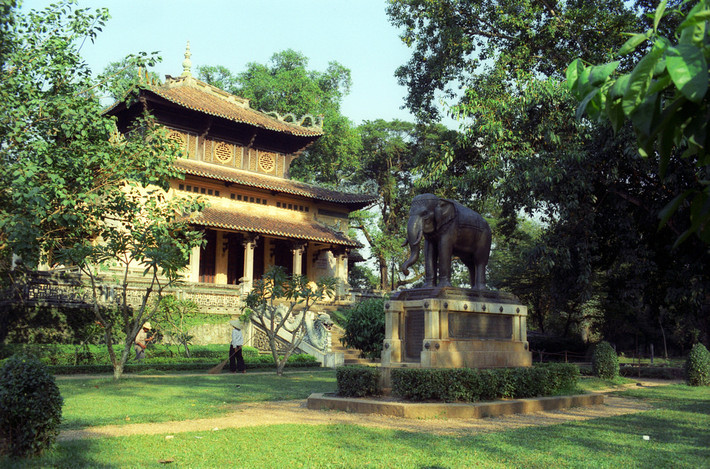 Từ sau năm 1975 cho đến nay, đền mang tên là đền thờ Vua Hùng. Ảnh: Ngôi đền năm 1967 của tác giả Ken.