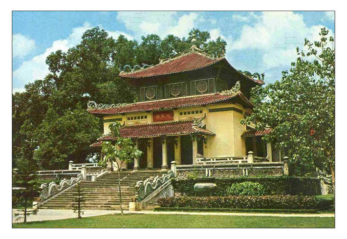 Ngôi đền này được nhà cầm quyền Pháp cho xây dựng năm 1926 theo kiến trúc cung đình nhà Nguyễn với tên gọi ban đầu là đền Kỷ niệm (Temple de Souvenir). Ảnh: Ngôi đền trên bưu thiếp thời thuộc địa.