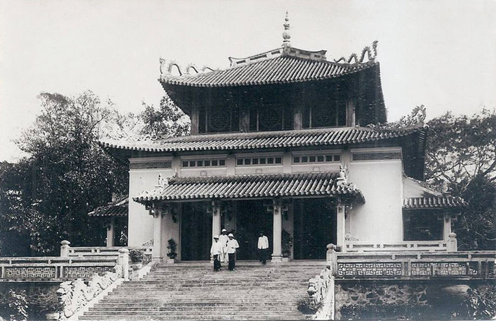 Năm trong khuôn viên của Thảo Cầm Viên, đền thờ vua Hùng là ngôi đền nổi tiếng có tuổi đời gần một thế kỷ của Sài Gòn. Ảnh: Đền thờ vua Hùng thời thuộc địa.