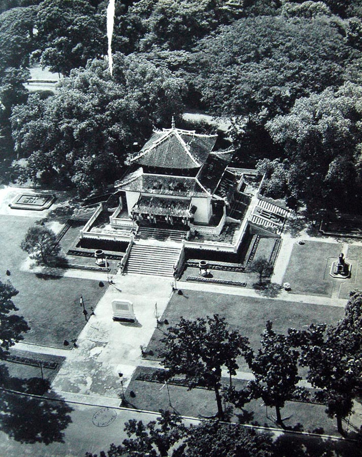 Vào giai đoạn này, đền là nơi tưởng niệm những người Việt tử trận vì đi lính cho Pháp trong Thế chiến thứ nhất. Ảnh: Đền Kỷ Niệm đầu thập niên 1950 của tác giả Raymond Cauchetier.