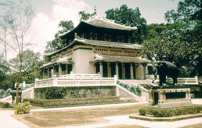 Sau năm 1954, đền được đổi tên là đền Quốc Tổ Hùng Vương, thờ Vua Hùng và một số nhân vật lịch sử khác như Lê Văn Duyệt, Trần Hưng Đạo, Khổng Tử. Ảnh: Ngôi đền năm 1956.