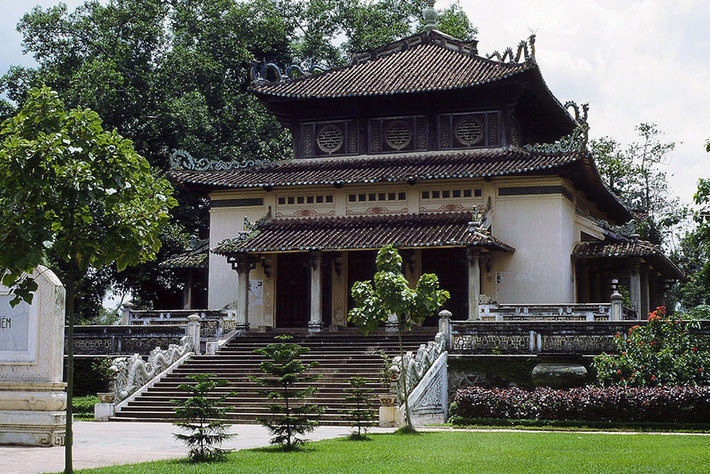 Mùng 10 tháng 3 Âm lịch hàng năm, ngôi đền đều có tổ chức lễ giỗ trọng thể để ghi nhớ công ơn dựng nước Việt của các Vua Hùng. Ảnh của George Slater chụp năm 1966.
