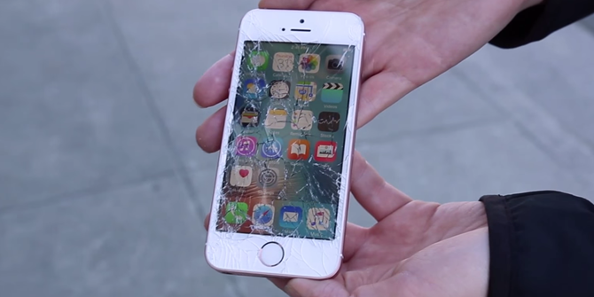 Và sau đó, SquareTrade đã tiến hành thử nghiệm thả rơi iPhone SE trên độ cao 6 feet –cao hơn một chút so với khi người dùng làm rơi điện thoại từ trên tay.