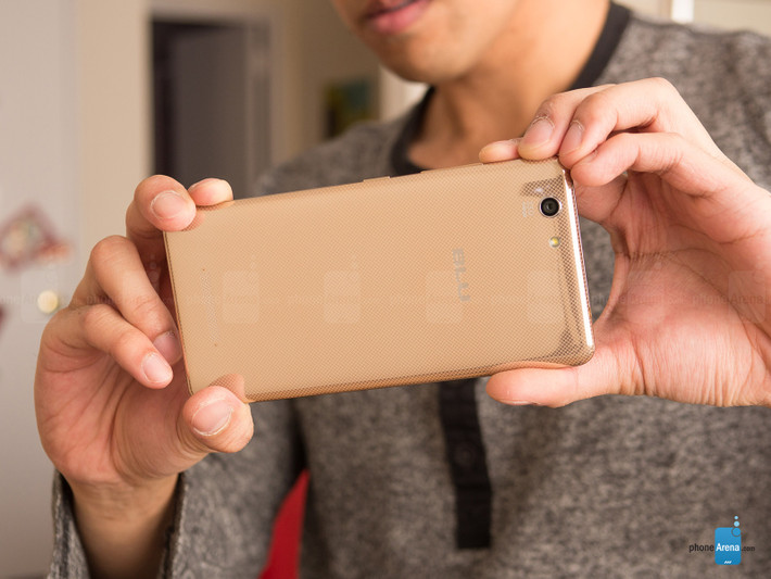 Điều đáng buồn là hai chiếc điện thoại này đều không hỗ trợ mạng 4G, nhưng bù lại thì nó sở hữu Android 6.0 và hỗ trợ 2 SIM.