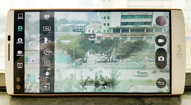 Ở chế độ auto, người dùng sẽ thấy được các phím bấm quen thuộc như nút chụp, quay video ở bên phải và các tuỳ chọn ở phía ngược lại như lưu vào đâu, chống rung, ô lưới, hẹn giờ, chế độ chụp bằng giọng nói, tỷ lệ, HDR ...