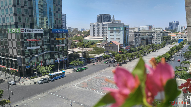 Ảnh phong cảnh đẹp, màu sắc rõ ràng, nhiều chi tiết, phần chủ thể gần ảnh được làm mờ do máy tập trung lấy nét ở vô cực.