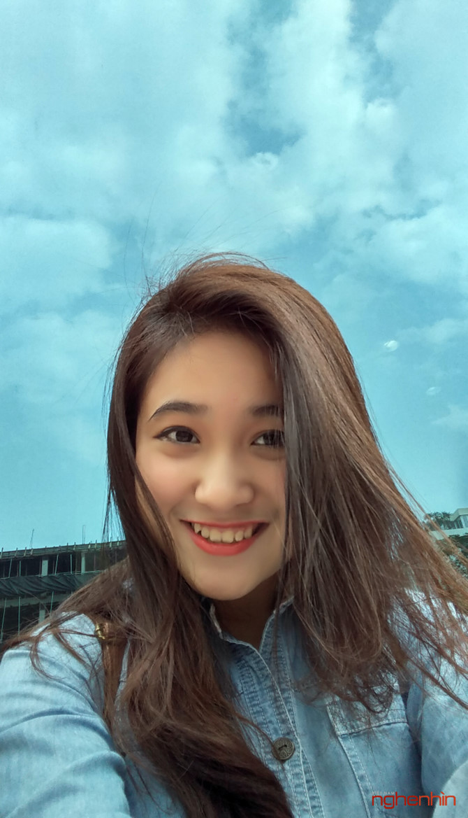 Selfie camera trước cảm biến 5MP góc 80 độ, chân dung người được chụp khá ổn, màu da được làm mịn vừa phải, bầu trời phía sau có độ chi tiết tốt, màu rõ ràng dù phản chiếu qua kính.