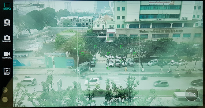 Giao diện trực quan dễ sử dụng, khá thú vị khi LG đã sử dụng màn hình phụ là nơi trú ngụ của các chế độ chụp. Giao diện chế độ chụp simple sẽ không có nút chụp hình thay vào đó người dùng chỉ cần chạm vào màn hình (nơi muốn bắt nét).