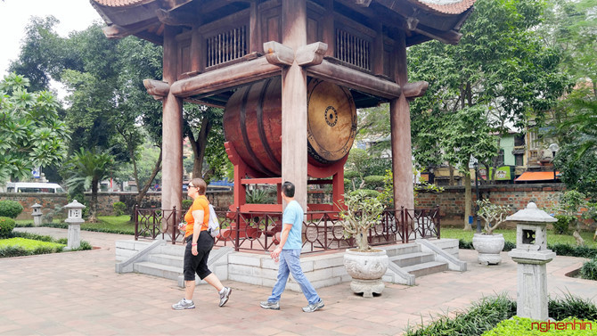 Ảnh chụp chuyển động được bắt nét chính xác, màu sắc của gỗ, da người, lá cây đều được tái hiện trung thực.