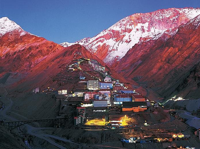 Nằm ở độ cao 2000m so với mực nước biển, trên dãy núi Aldes thuộc lãnh thổ Chile, thành phố mỏ Sewell là một địa danh nổi tiếng gắn với lịch sử nền công nghiệp thế giới. Ảnh: Visitchile.com.