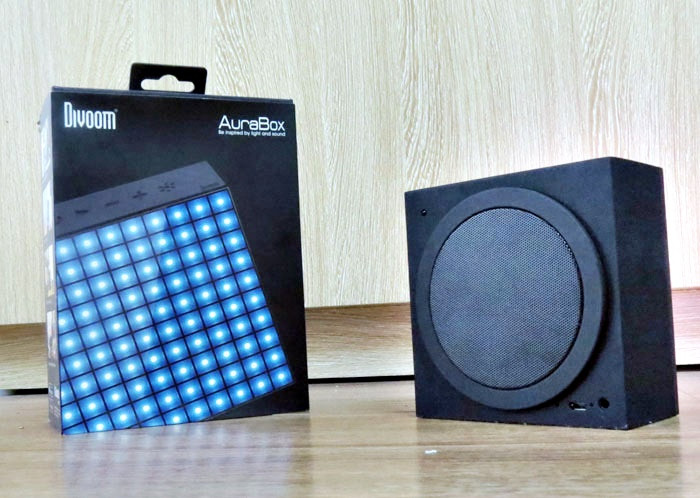 Loa di động Divoom AuraBox có kích thước nhỏ gọn, trọng lượng 150g với công suất loa 5W. Loa sử dụng viên pin sạc dung lượng 2000mAh. Trên lý thuyết, khi sạc đầy pin có thể cho thời gian chơi nhạc lên đến 6 giờ, thời gian sạc mất 3 - 4 giờ qua cáp USB (5V - 1A).