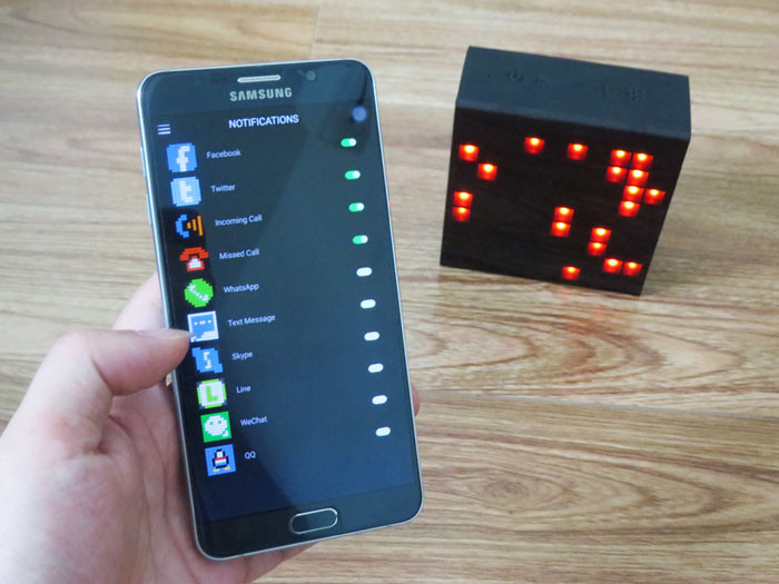 Ngoài ra, AuraBox còn có khả năng thông báo cho người dùng mỗi khi smartphone có tin nhắn SMS hay Facebook. Ngay trên thân loa cũng có sẵn một micro để đàm thoại rảnh tay: