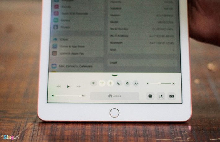 Về cấu hình, iPad Pro 9,7 chạy hệ điều hành iOS 9.3, dùng chip xử lý A9X, 2 nhân, xung nhịp 2,16 GHz, RAM 2GB, model này dùng bộ nhớ 128 GB.