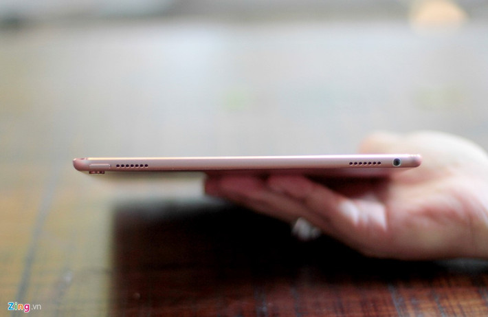 iPad Pro 9,7 inch được trang bị đến 4 cụm loa, 2 loa còn lại được đặt ở cạnh trên.