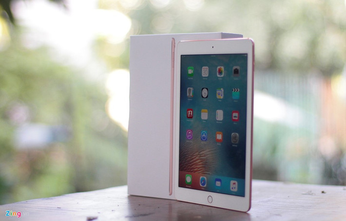 Mẫu iPad Pro 9,7, bản 128 GB mới về nước theo đường xách tay với giá 18 triệu. Trên thị trường quốc tế, iPad Pro 9,7 inch có giá599, 749 và 899 USD lần lượt cho các phiên bản 32, 128 và 256 GB.