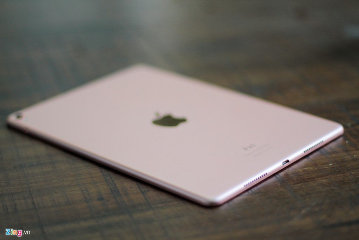 Khác biệt dễ nhận thấy nhất giữa iPad Pro 9,7 inch với các phiên bản trước đó là mặt lưng màu vàng hồng.