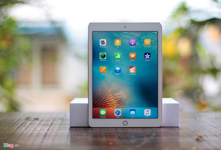 iPad Pro 9,7 inch dùng màn hình IPS, độ phân giải 2.048 x 1.536 pixel, thấp hơn độ phân giải 2.732 x 2.048 pixel trên bản tiền nhiệm 12,9 inch.