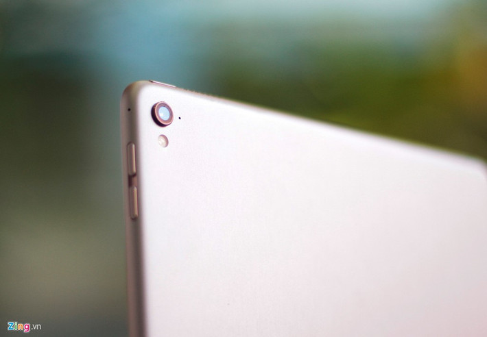 Cụm camera 12 MP lồi lên khá cao so với thân máy. iPad Pro mới được trang bị thêm tính năng Live Photo, Focus Pixel tương tự trên iPhone 6S/6S Plus. Đây cũng là mẫu iPad đầu tiên có khả năng quay phim 4K.