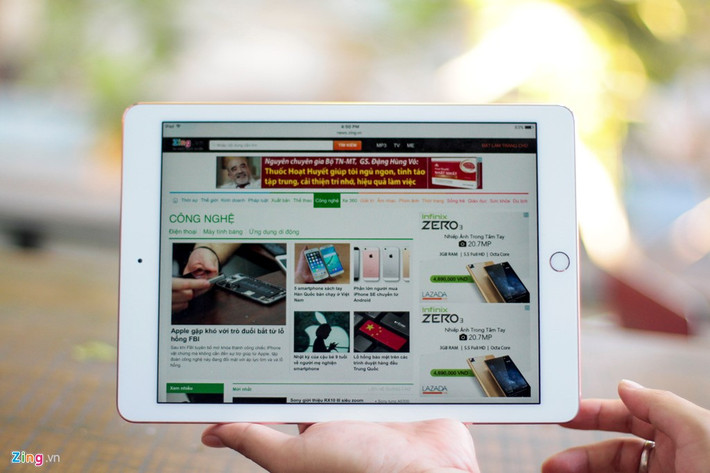So với bản 12,9 inch, iPad Pro 9,7 trông gọn gàng hơn rất nhiều. Máy cho cảm giác cầm nắm rất nhẹ nhàng và thoải mái.