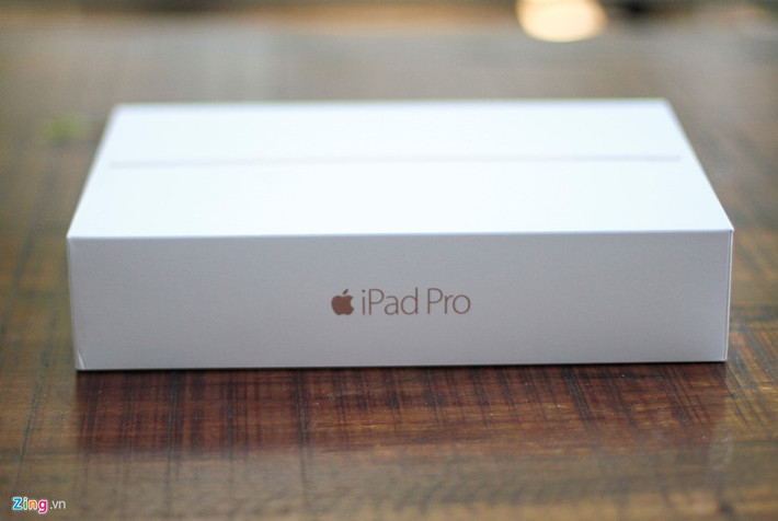 iPad Pro 9,7 inch được đóng hộp theo cách truyền thống. Cạnh bên chỉ ghi chữ iPad Pro, các thông tin cơ bản được in ở mặt sau.