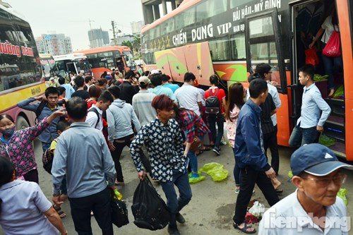 Theo ghi nhận của phóng viên, tại khu vực trả khách của các bến xe lớn như Giáp Bát, Mỹ Đình, Nước Ngầm,.... chật kín người.