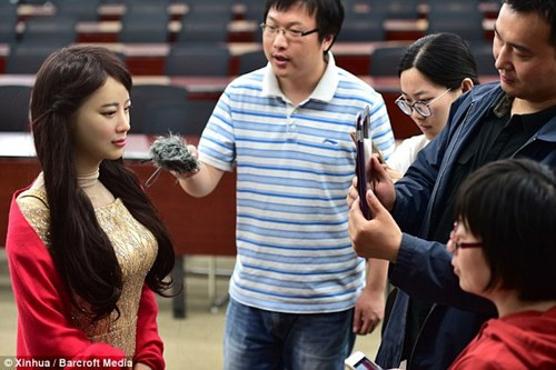 “Đừng đứng quá gần tôi khi chụp ảnh. Nó sẽ làm mặt tôi trông béo”, Jia Jia nói.