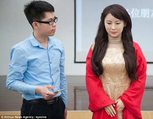 Jia Jia được coi là “cô” robot giống thật nhất từ trước đến nay với khả năng nói, thay đổi biểu cảm khuôn mặt và chuyển động các bộ phận trên cơ thể.