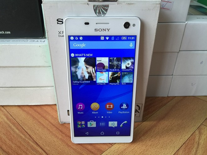 Sony Xperia C4 Dual. Sony Xperia C4 Dual có màn hình 5,5 inch độ phân giải Full HD, con chip Mediatek MT6752 Octa-core 1,7Ghz, RAM 2 GB, camera 13 MP, pin 2.600 mAh. Máy hỗ trợ 2 SIM 2 sóng tiện lợi cùng khe cắm thẻ nhớ 128 GB. Sản phẩm có giá 4,6 triệu đồng. Máy sở hữu camera trước 5 MP góc rộng 25 mm, cảm biến hình ảnh Exmor R độc quyền, đèn Flash LED trợ sáng ấn tượng. Máy có kích thước 50,3 x 77,4 x 7,9 mm, trọng lượng 147 g, nằm gọn gàng trong lòng bàn tay.