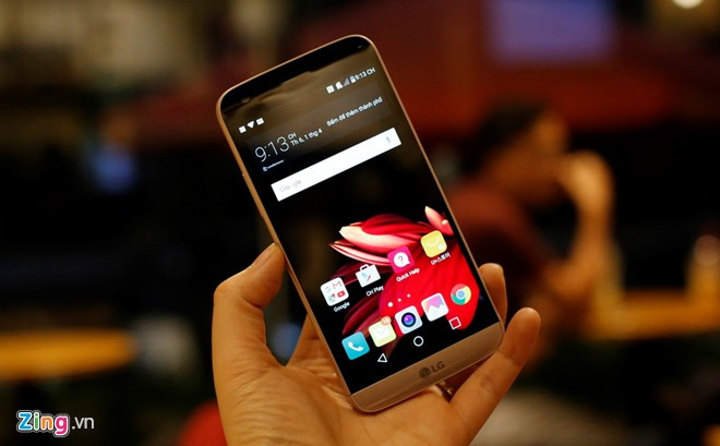 Được giới thiệu tại MWC 2016, điện thoại LG G5 là thiết bị cao cấp của LG với thiết kế dạng module lạ mắt. Máy có màn hình 5,3 inch độ phân giải 1.440 x 2.560 pixel. Phía trên là loa thoại, cảm biến và máy ảnh trước 5 MP.