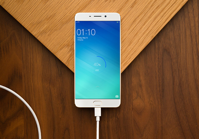Oppo tuyên bố F1 Plus có thời gian sử dụng lên tới 14 giờ với cường độ cao và chỉ cần sạc 5 phút để đàm thoại trong 2 giờ, 30 phút sạc để dung lượng pin đạt mức 70%. Đây cũng là model đầu tiên của Oppo trang bị cảm biến vân tay tích hợp nút home ở mặt trước với khả năng mở khóa máy chỉ trong 0,2 giây.