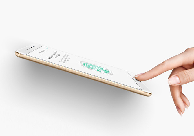 Không chỉ nâng cấp khả năng tự sướng, Oppo còn được chau chuốt hơn về thiết kế. Dù vẫn khoác lên lớp vỏ kim loại nguyên khối nhưng so với thế hệ trước R series, F1 Plus nổi bật bởi đường viền siêu mảnh 1,66mm. Mặt lưng được chế tác tỉ mỉ với công nghệ phun cát mịn như bột với hợp chất zircon chỉ số 220. Máy có kích thước 151,8 x 74,3 x 6,6mm và trọng lượng 145g.