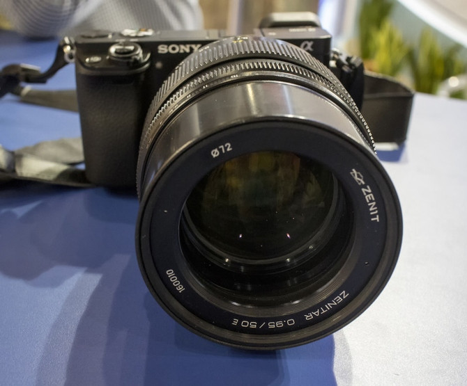 Zenitar 50mm f/0.95. Đây sẽ là ống kính có thể thay thế được những chiếc Noctilux của Leica với mức giá thấp hơn nhiều. Dù vậy, chiếc ống kính này chỉ sử dụng được với những máy ảnh ngàm FE của Sony.