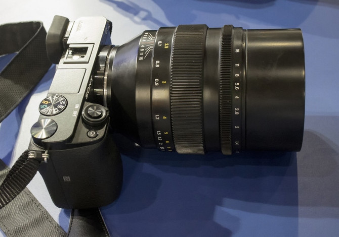 Ống kính Zenitar 50mm f/0.95 được cấu tạo với 9 thấu kính được chia thành 8 nhóm. Đặc biệt 14 lá khẩu được thiết kế 2 lớp cho phép bokeh đẹp đến mức gần như hoàn hảo. Dự kiến ống kính này sẽ được bán ra vào năm 2017 với giá khoảng 500 USD (khoảng 11 triệu đồng), mức giá rẻ hơn nhiều so với ống Noctilux của Leica (giá lên tới 9.700 USD, tương đương 215,7 triệu đồng).